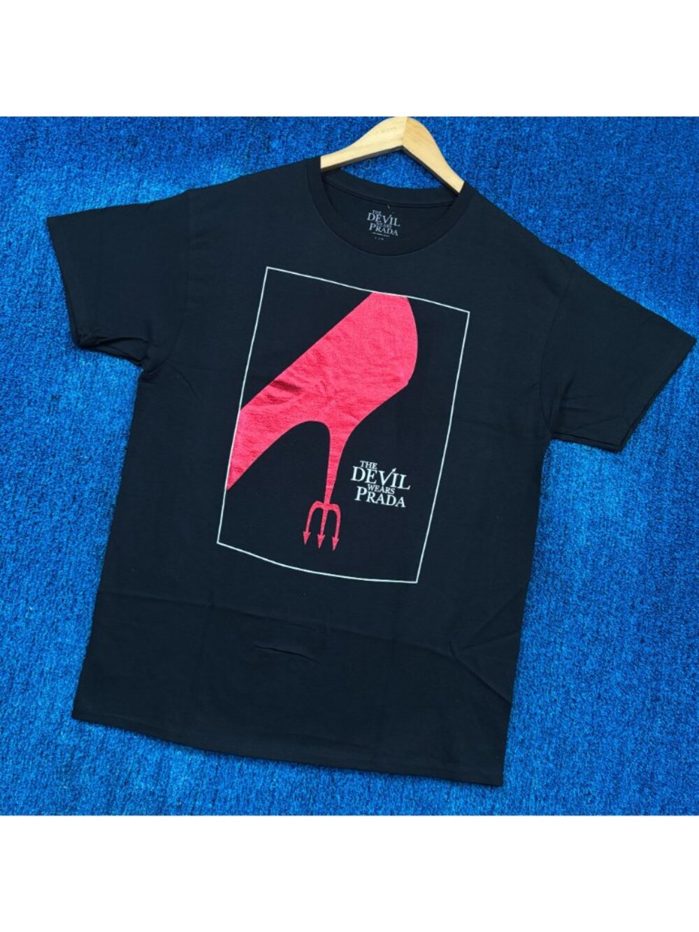 The Devil Wears Prada Red Foil Fashion Movie Poster Tee L View 3